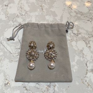 Pearly and crystal earrings